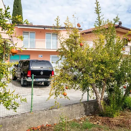 2 Bedroom Gorgeous In Peracko Blato