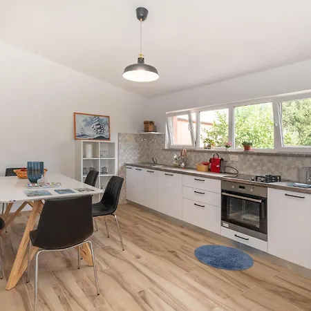 2 Bedroom Awesome In * Peracko Blato