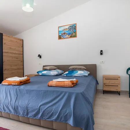 2 Bedroom Gorgeous In Peracko Blato