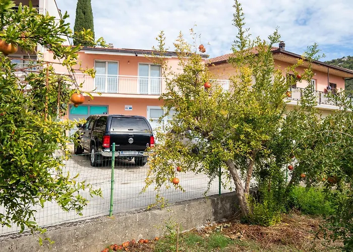 2 Bedroom Awesome In Peracko Blato