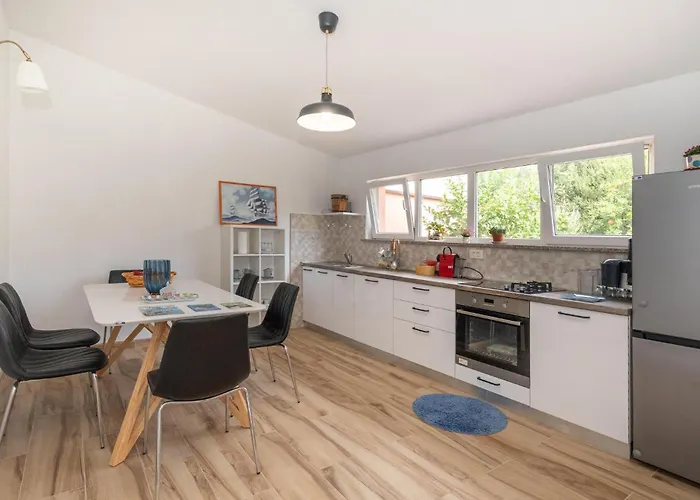 2 Bedroom Awesome In * Peracko Blato