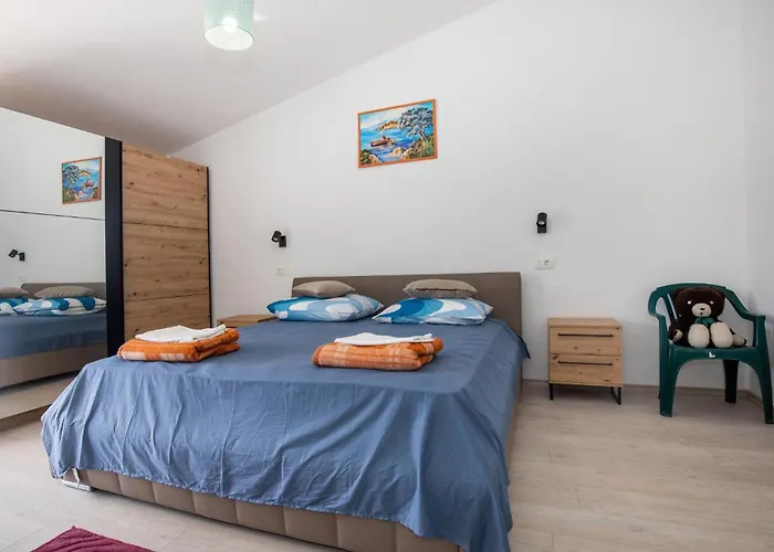 2 Bedroom Awesome In Peracko Blato